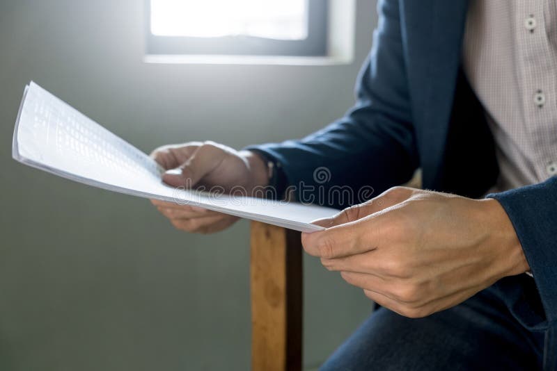 Homme haut étroit d'affaires avec l'analyse de rapport, foyer sélectif photo libre de droits Homme haut étroit d'affaires avec l'analyse de rapport, foyer sélectif photo libre de droits
