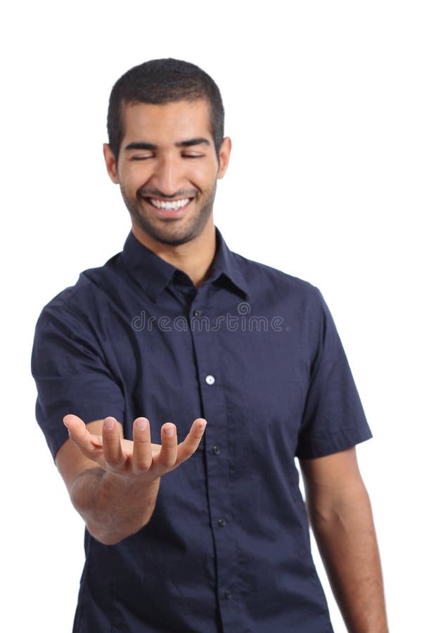Homme heureux arabe jugeant quelque chose vide dans sa main photographie stock libre de droits Homme heureux arabe jugeant quelque chose vide dans sa main photographie stock libre de droits