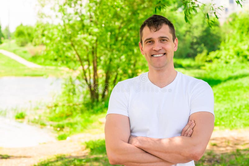 Homme heureux bel 35 années souriant, portrait horizontal dedans photos stock Homme heureux bel 35 années souriant, portrait horizontal dedans photos stock