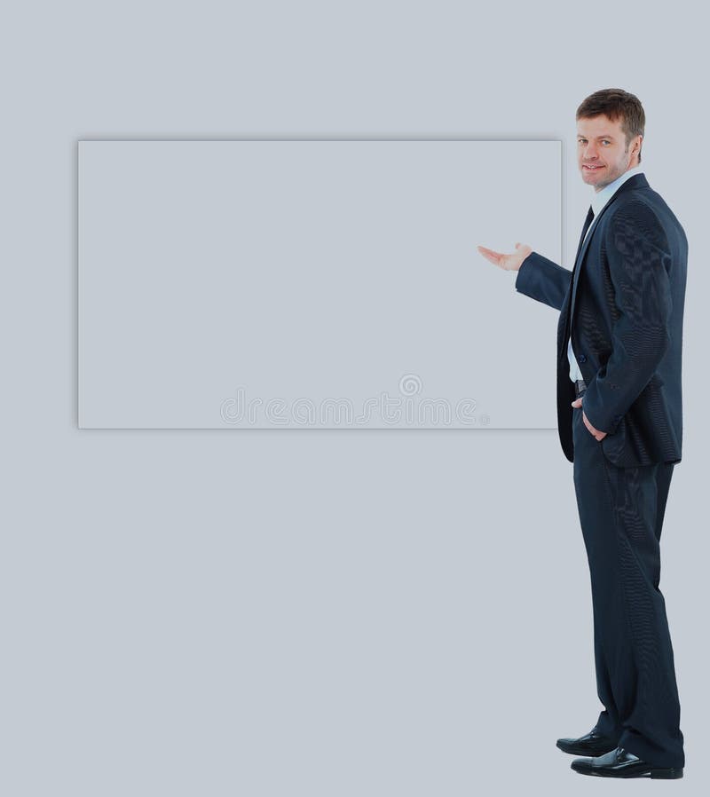Homme heureux d'affaires présent et affichant avec l'espace de copie pour votre texte d'isolement sur le fond blanc images stock Homme heureux d'affaires présent et affichant avec l'espace de copie pour votre texte d'isolement sur le fond blanc images stock
