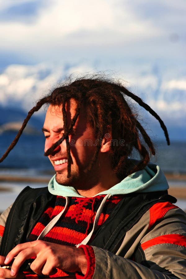 Homme heureux de dreadlock image libre de droits Homme heureux de dreadlock image libre de droits
