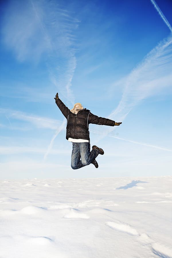 Homme heureux de saut de mouche d'hiver image libre de droits Homme heureux de saut de mouche d'hiver image libre de droits