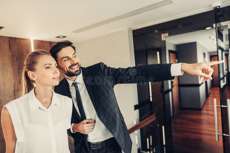 Homme heureux parlant avec le collègue féminin gai photo libre de droits Homme heureux parlant avec le collègue féminin gai photo libre de droits
