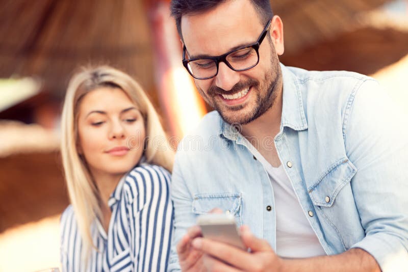 Homme heureux regardant dans son téléphone d'écran photographie stock