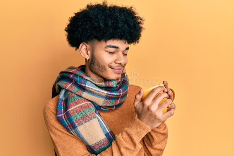 Homme hispanique avec cheveux afro sentant café arôme détendu avec les yeux fermés photographie stock