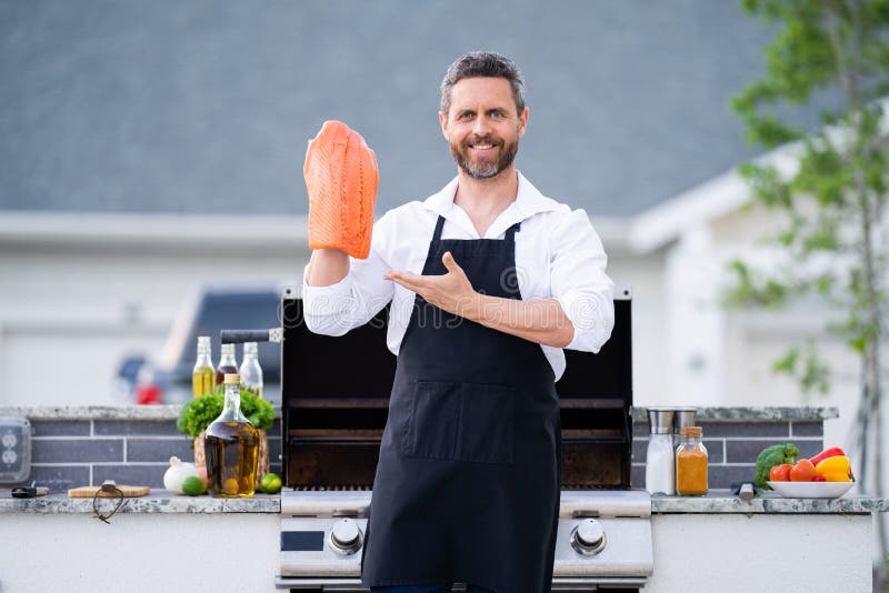 Homme Hispanique Dans Le Tablier Cuisinier Cuisson Saumon Poisson Sur  Barbecue Dans La Cour De La Maison. Beau Homme Préparant Du Photo stock -  Image du homme, millénaire: 275890102