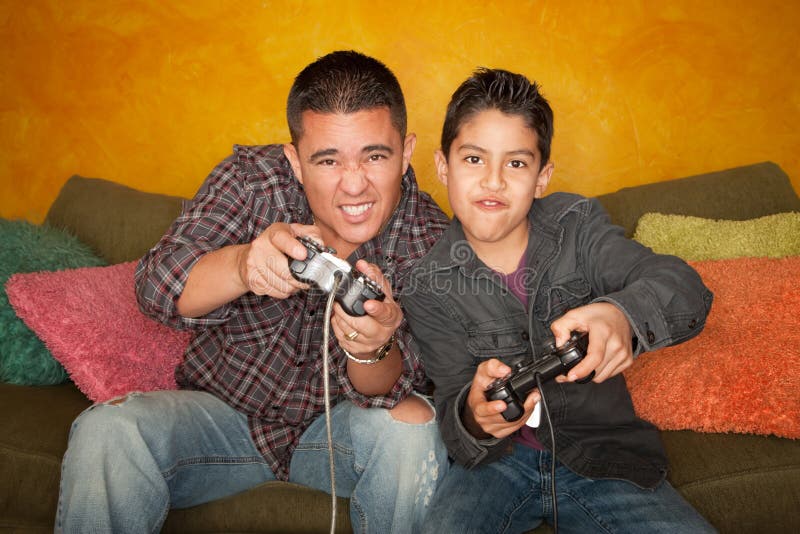 Homme hispanique et garçon jouant le jeu vidéo