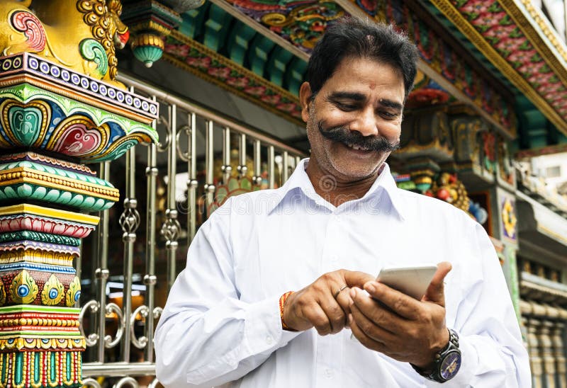 Homme indien à l'aide du téléphone portable photographie stock libre de droits Homme indien à l'aide du téléphone portable photographie stock libre de droits