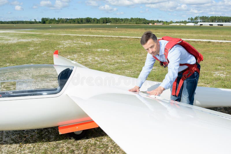 Homme inspectant le planeur d'aile images libres de droits Homme inspectant le planeur d'aile images libres de droits