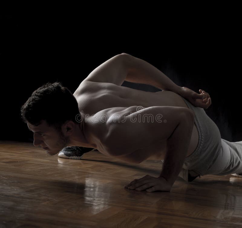Homme intense faisant des pousées photographie stock Homme intense faisant des pousées photographie stock