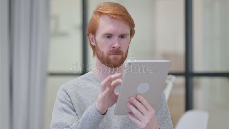 Homme jeune barbe rousse utilisant le comprimé numérique clips vidéos