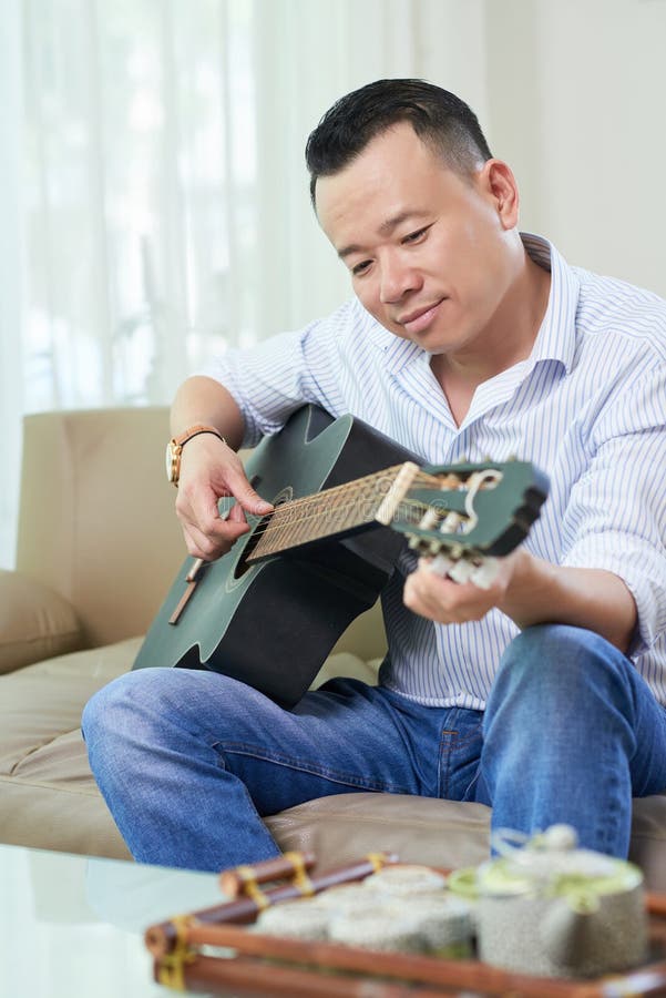 Homme jouant la guitare image stock Homme jouant la guitare image stock