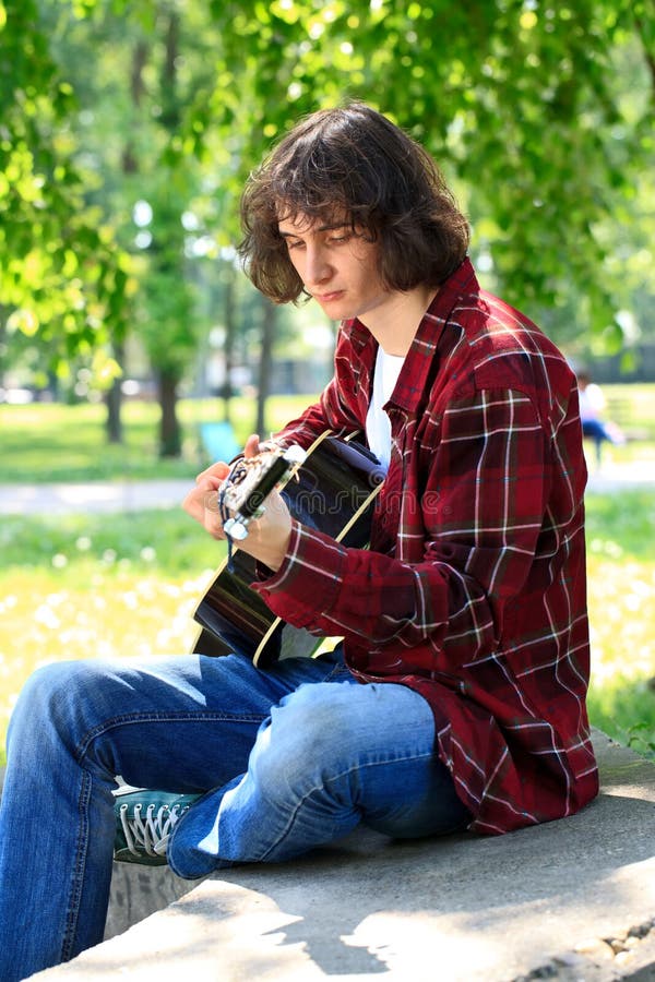 Homme jouant la guitare photos libres de droits Homme jouant la guitare photos libres de droits