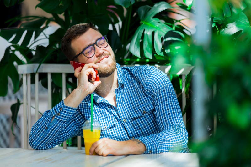 Homme ? l'aide du t?l?phone portable dans un caf? images stock Homme ? l'aide du t?l?phone portable dans un caf? images stock