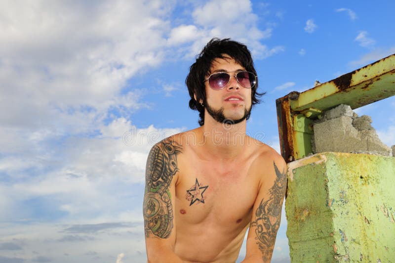 Homme latin avec des lunettes de soleil image stock Homme latin avec des lunettes de soleil image stock