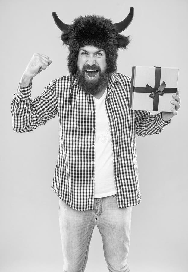 Homme le 14 février. Un homme à poil tient la boîte cadeau pour la Saint Valentin. Joyeux Halloween. Homme avec cadeau sur jaune. photos stock