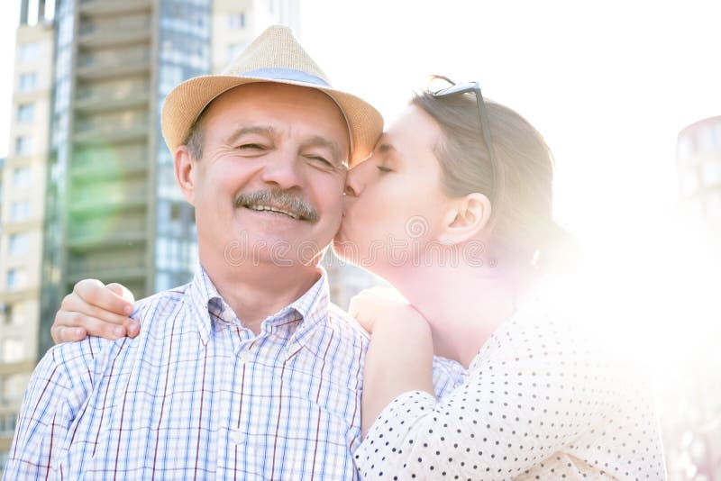 Homme m?r heureux souriant avec la jeune femme photos stock Homme m?r heureux souriant avec la jeune femme photos stock