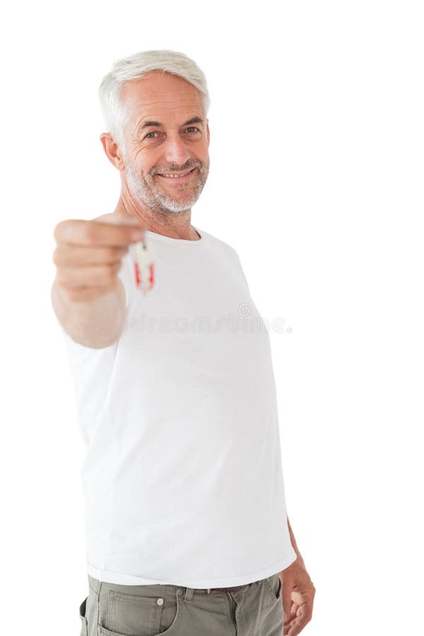 Homme mûr heureux tenant la clé de nouvelle maison images stock Homme mûr heureux tenant la clé de nouvelle maison images stock