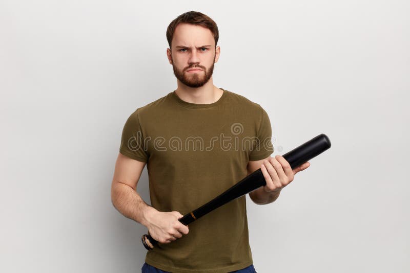Homme malheureux nerveux fâché avec une batte d'isolement sur le fond blanc images libres de droits Homme malheureux nerveux fâché avec une batte d'isolement sur le fond blanc images libres de droits