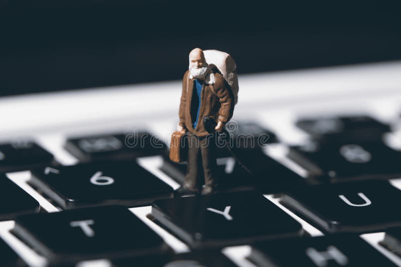 Homme minuscule et clavier blanc de carnet Plan rapproché de clavier d'ordinateur avec le foyer sur le bouton de Y Presse oui photographie stock libre de droits Homme minuscule et clavier blanc de carnet Plan rapproché de clavier d'ordinateur avec le foyer sur le bouton de Y Presse oui photographie stock libre de droits