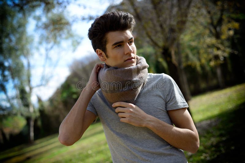 Homme, modèle de mode en parc photo stock