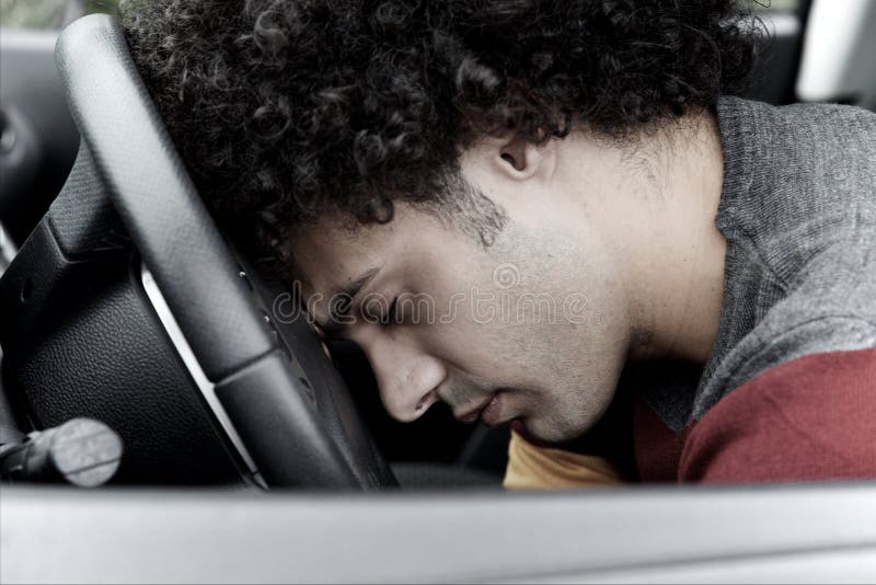 Homme mort dans la voiture après accident photographie stock Homme mort dans la voiture après accident photographie stock