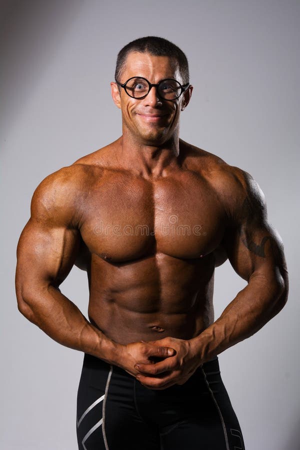 Homme musculaire heureux avec un torse nu et des verres drôles photos stock Homme musculaire heureux avec un torse nu et des verres drôles photos stock