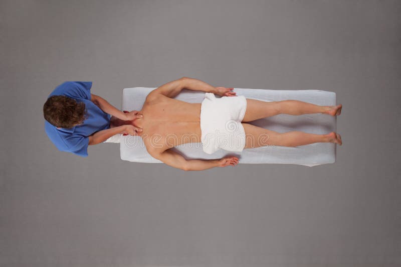 Homme musculaire massé par le thérapeute photo stock Homme musculaire massé par le thérapeute photo stock