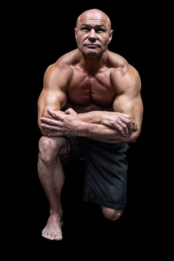 Homme musculaire se mettant à genoux vers le bas photo libre de droits