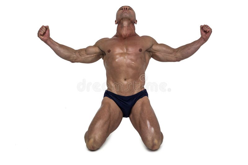 Homme musculaire se mettant à genoux vers le bas avec des bras tendus photo libre de droits