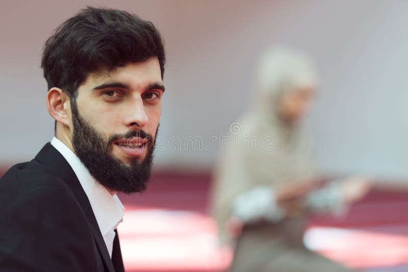 Homme musulman et femme priant dans la mosquée photographie stock Homme musulman et femme priant dans la mosquée photographie stock