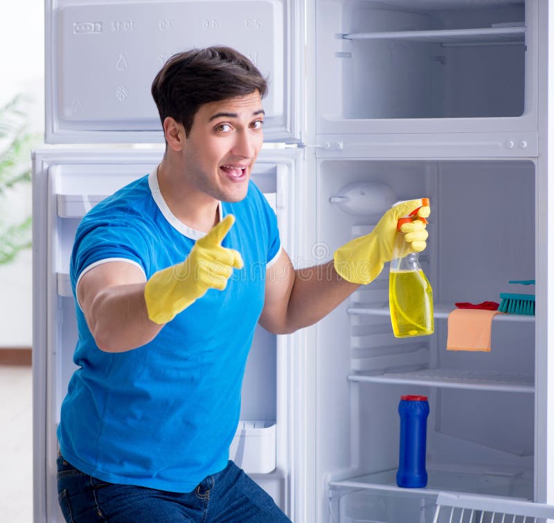 Homme Nettoyant Frigo Dans Le Concept D'hygiène Image stock - Image du  homme, housework: 235627305