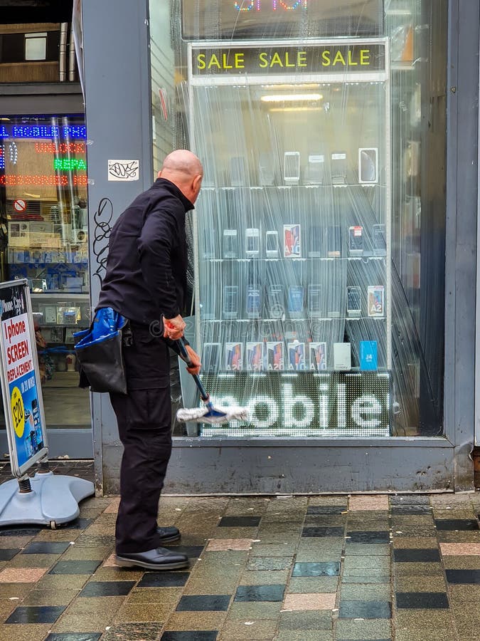 Homme Nettoyant Magasin De Téléphone Portable Avec Fenêtre Sudy Photo  éditorial - Image du lavette, urbain: 230030986