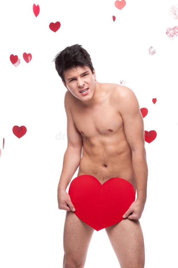 Homme nu drôle retenant le grand coeur de papier rouge image stock Homme nu drôle retenant le grand coeur de papier rouge image stock