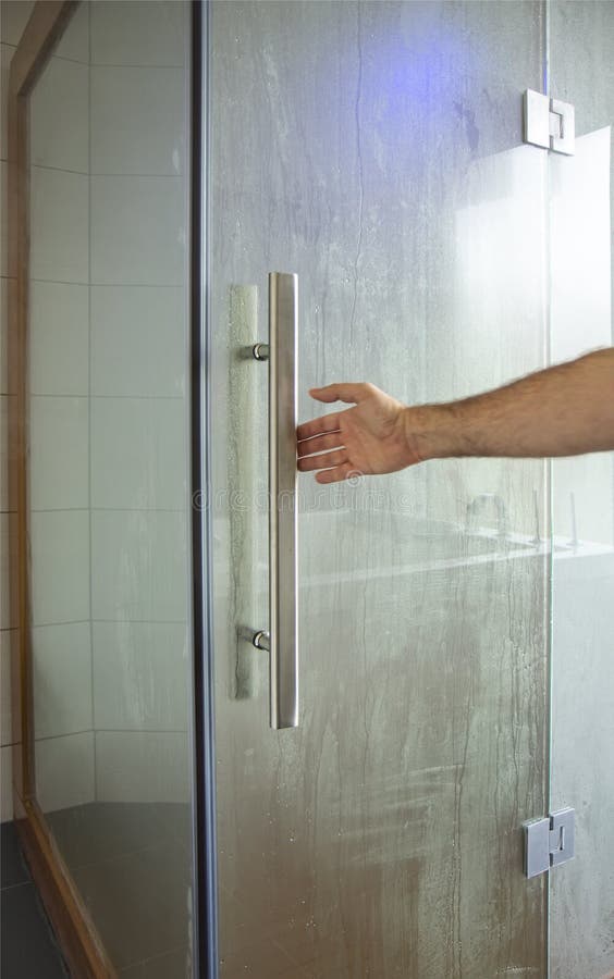 Homme Ouvre La Porte Du Bain De Vapeur Photo stock - Image du détendez,  détente: 215502100