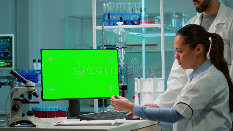 Homme parlant avec le technicien de laboratoire et en travaillant avec le PC vert prototypes banque de vidéos