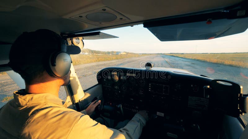 Homme pilotant un avion sur un aérodrome, vue arrière banque de vidéos Homme pilotant un avion sur un aérodrome, vue arrière banque de vidéos