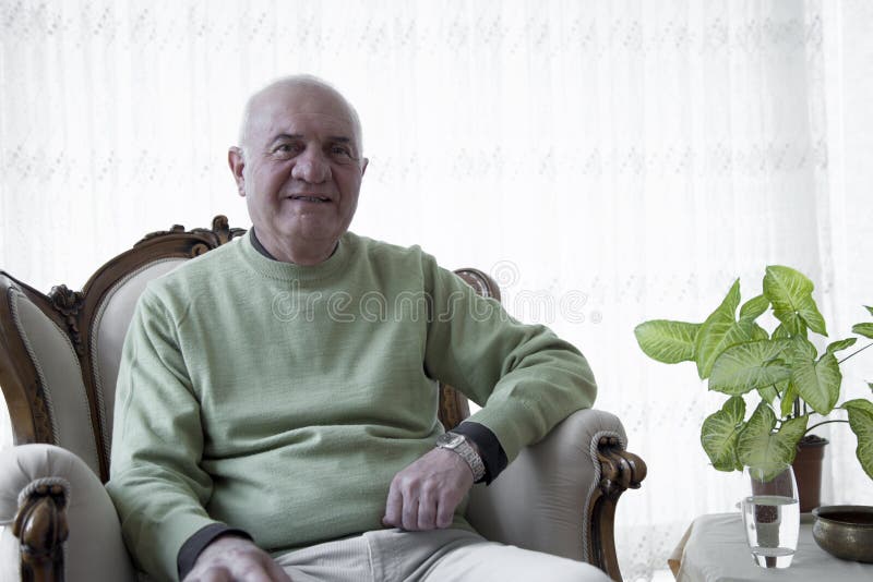 Homme plus âgé de portrait dans la maison image stock Homme plus âgé de portrait dans la maison image stock