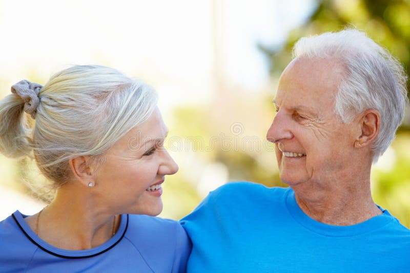 Homme plus âgé et plus jeune femme dehors photo libre de droits Homme plus âgé et plus jeune femme dehors photo libre de droits
