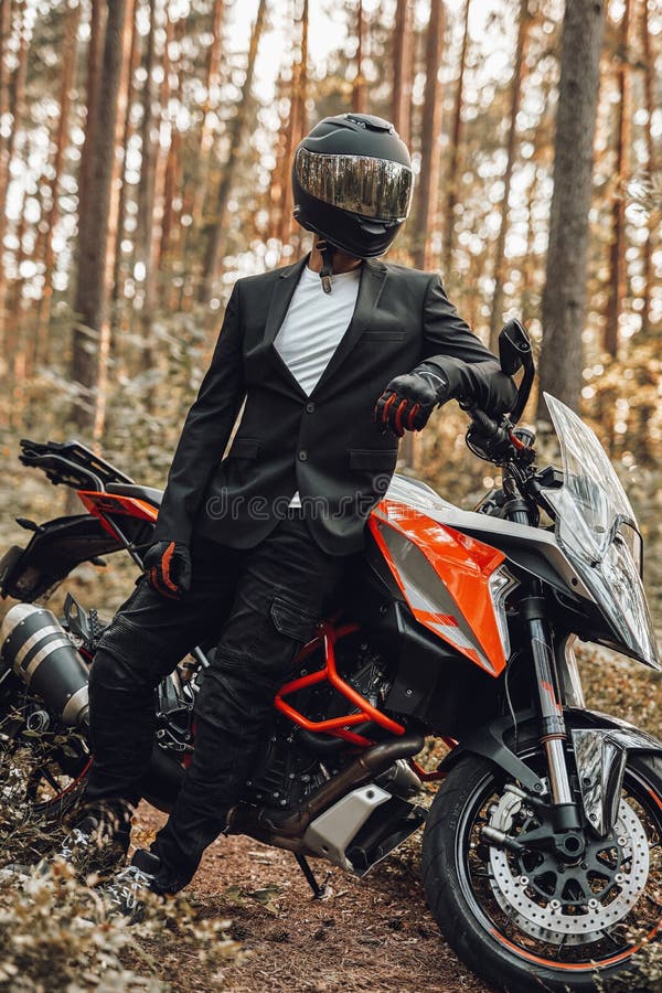 Confiant Mec Cool En Casque De Moto Motard Homme Équitation Moto
