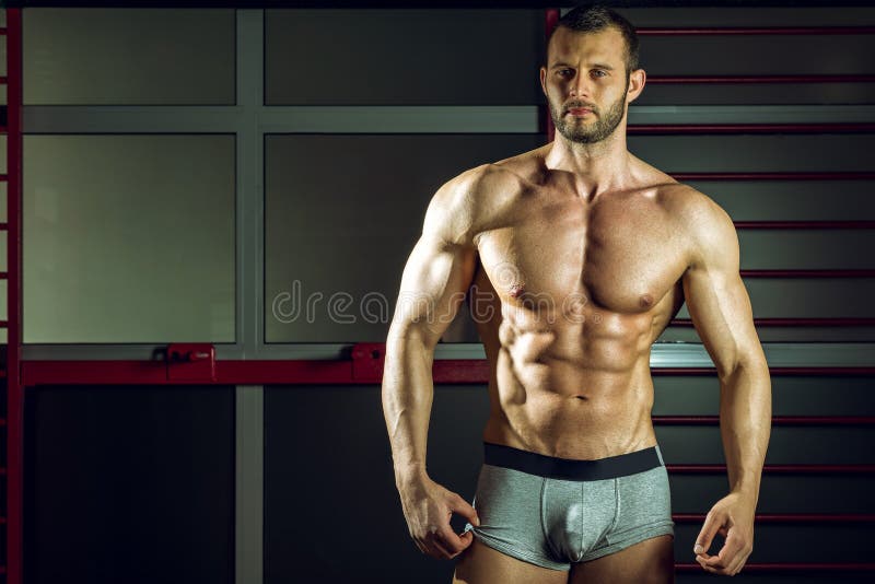 Homme Posant Dans Le Pantalon Image stock Image du verticale, abdomen 54955689