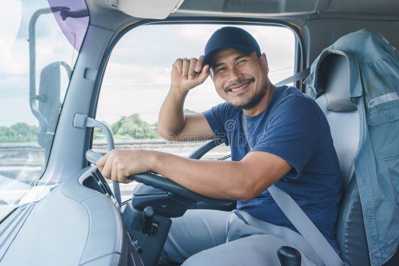 Homme professionnel de chauffeur de camion de sourire