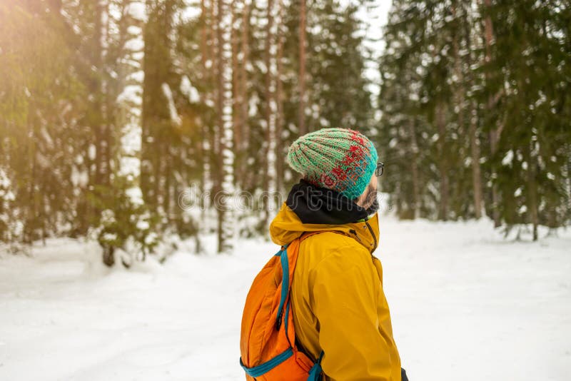 Homme profitant d'une promenade à travers les bois en hiver photo stock