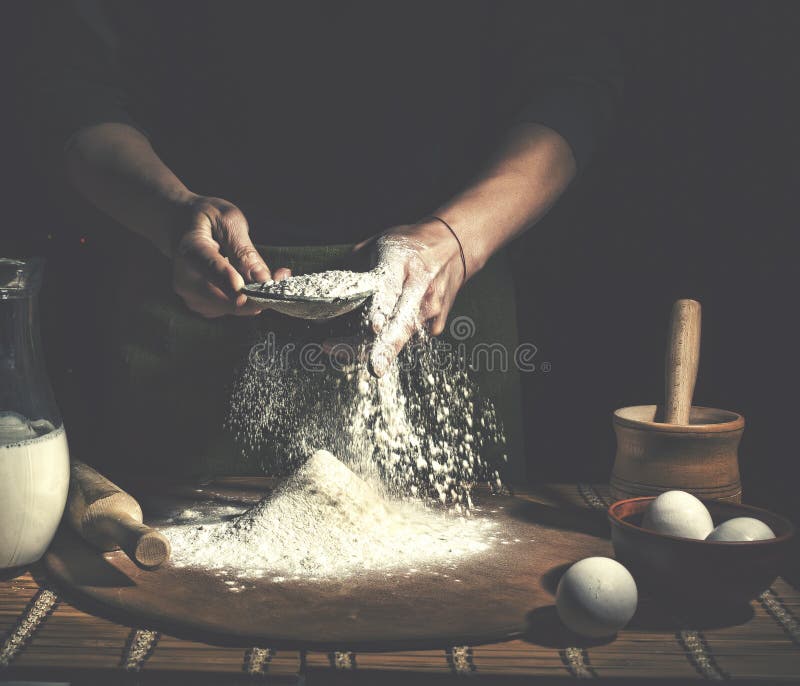 Homme préparant la pâte de pain sur la table en bois dans une fin de boulangerie Préparation de pain de Pâques image stock Homme préparant la pâte de pain sur la table en bois dans une fin de boulangerie Préparation de pain de Pâques image stock