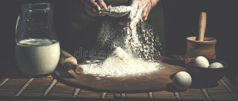Homme préparant la pâte de pain sur la table en bois dans une fin de boulangerie Préparation de pain de Pâques image libre de droits Homme préparant la pâte de pain sur la table en bois dans une fin de boulangerie Préparation de pain de Pâques image libre de droits