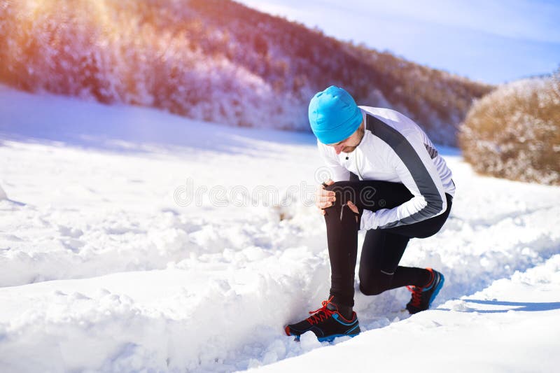 Homme pulsant en nature d'hiver photo stock Homme pulsant en nature d'hiver photo stock