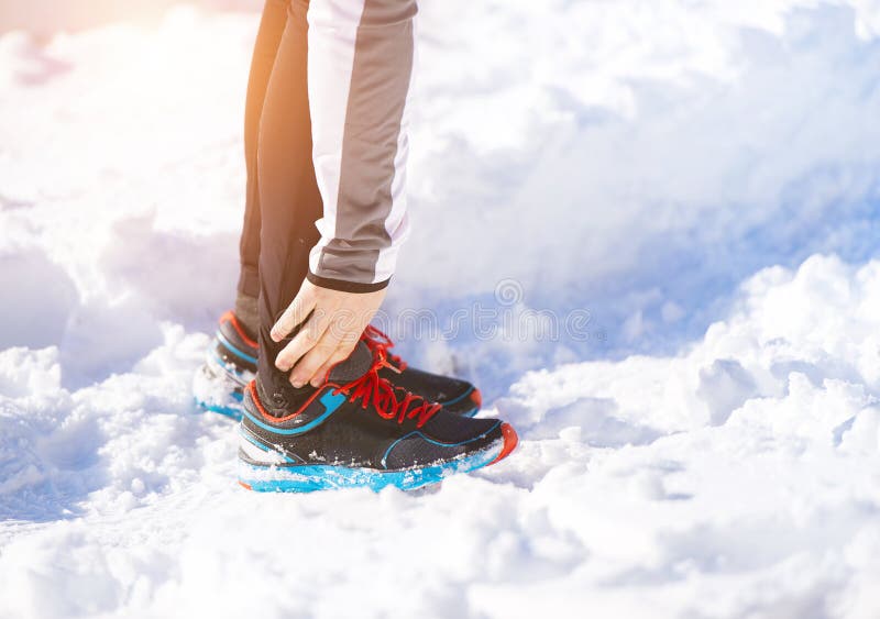 Homme pulsant en nature d'hiver images libres de droits Homme pulsant en nature d'hiver images libres de droits