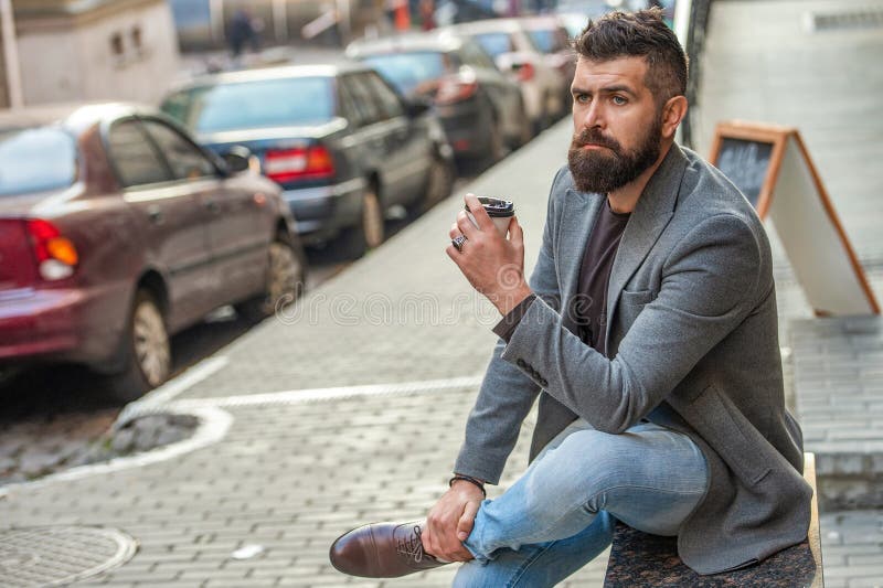 Homme qui boit du café du matin. Pause café. routine de style quotidien. Un homme à la tête qui a du café dans la rue de la ville. image libre de droits