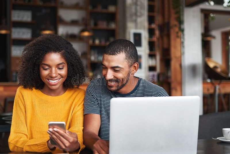 Homme regardant le téléphone portable de son amie en café images libres de droits Homme regardant le téléphone portable de son amie en café images libres de droits
