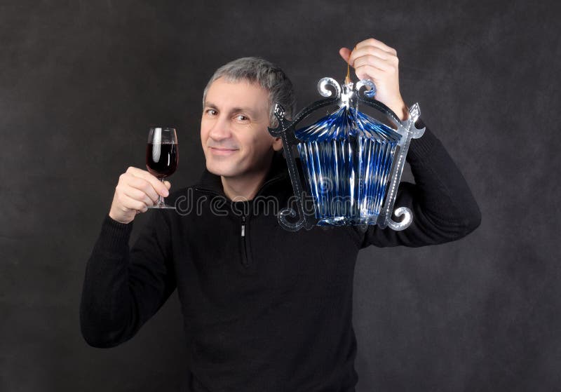 Homme retenant un vin et une lanterne en verre photos libres de droits Homme retenant un vin et une lanterne en verre photos libres de droits